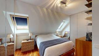 Deze ruime duplex is gelegen aan het Kinkhoornplein in Heist-aan-Zee, op wandelafstand van het strand en de Zeedijk. Het appartement beschikt over een aangename leefruimte en een ruime slaapkamer op de verdieping. Dankzij de centrale ligging bevinden winkels, horeca en andere voorzieningen zich vlakbij. Ideaal als tweede verblijf of investering aan de kust.