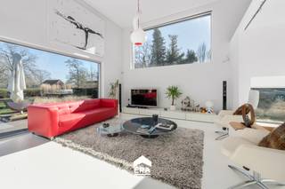 <p>Moderne en energiezuinige villa met hoogwaardige afwerking, voorzien van een epoxyvloer, Neff-keukentoestellen, Noha-handgrepen, zonnepanelen (9.500 Wp) en vloerverwarming (warmte en koelen) enz.</p><p><br /></p><p>Geniet van de prachtig aangelegde tuin met 2 zonnige terrassen, ideaal om na het werk volledig te ontspannen. De zwemvijver en volledig uitgerust poolhouse zorgen voor het ultieme vakantiegevoel in eigen tuin.</p><p><br /></p><p><u>INDELING:</u></p><p><strong>- Kelder verdiep (70 m2):</strong> Garage met sectionale poort, technische ruimte en grote berging.</p><p><strong>- Gelijkvloers:</strong> Inkomhal, toilet en vestiaire. Afzonderlijk toegankelijke bureauruimte die kan worden gebruikt voor een zelfstandige activiteit of vrij beroep. Zeer lichtrijke open keuken met zeer veel opbergruimte, aparte berging/wasplaats en aansluitend de woonkamer met zit-en eetplaats. Patio in het midden en grote raampartijen met zicht op de tuin.</p><p><strong>- 1ste verdiep: </strong>Nachthal, 2 slaapkamers, master bedroom met bureau en dressing en badkamer met ligbad, dubbele inloopdouche en dubbele lavabo.</p><p><strong>- Exterieur: </strong>Aangelegde tuin met diverse perken, 2 zonnige terrassen en natuurlijke gefilterde zwemvijver. Oprit met toegangspoort en carport voor 2 auto's.</p><p><strong>- Poolhouse: </strong>Volledig geïnstalleerd met oa. keuken, inloopdouche, toilet en tuinberging.</p><p><br /></p><p><u>PLUSPUNTEN:</u></p><p>+ Energiezuinig (A-Label)</p><p>+ Combineer wonen en werk</p><p>+ Zonnepanelen met groenestroomcertificaten (9.500 WP)</p><p>+ Poolhouse en zwemvijver</p><p>+ Totale oppervlakte van 1.237 m2</p><p>+ Airco's, zonnescreens, ventilatie D,</p><p>+ ...</p><p>Bel vandaag nog voor meer informatie of een bezoek!</p>