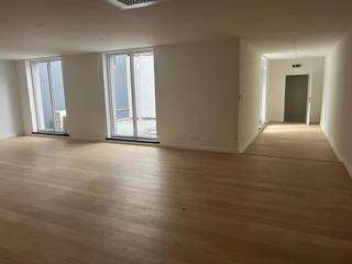 <p><strong>Te huur – Gerenoveerd kantoor van 130 m² met privatief terras – Louizawijk</strong></p>
<p>Gelegen aan de prestigieuze Waterloolaan, op wandelafstand van de Louizalaan, biedt dit volledig gerenoveerde <strong>kantoor van 130 m²</strong> een stijlvolle, rustige en functionele werkomgeving.</p>
<p>Het kantoor bevindt zich op de <strong>achterliggende gelijkvloerse verdieping</strong>, waardoor u geniet van optimale rust op een toplocatie in het hart van Brussel. De ruime open kantoorruimte biedt tal van indelingsmogelijkheden en is ideaal voor ondernemingen, vrije beroepen of consultancyactiviteiten. Bovendien beschikt het pand over een <strong>privatieve binnenkoer/terras</strong>, een aangename buitenruimte voor ontspanning of informele vergaderingen.</p>
<p>Dankzij de kwalitatieve afwerking, de royale ruimtes en de uitstekende ligging vormt dit kantoor een ideale uitvalsbasis voor elke professionele activiteit. Openbaar vervoer, winkels, restaurants en tal van voorzieningen bevinden zich op onmiddellijke nabijheid.</p>
<p><strong>Huurvoorwaarden</strong></p>
<p>De maandelijkse lasten bedragen <strong>€150</strong> en hebben uitsluitend betrekking op de gemeenschappelijke kosten van het gebouw. De privatieve verbruiken zijn ten laste van de huurder. Het pand is <strong>onmiddellijk beschikbaar</strong>.</p>
<p>Een unieke opportuniteit om uw onderneming te vestigen in een van de meest gegeerde en prestigieuze wijken van Brussel.</p>