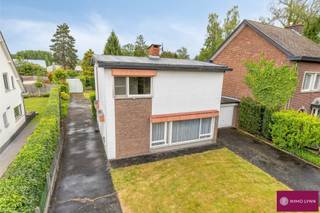 Gezellige woning met 3 kamers &amp; garage op een perceel van 8are! Indeling gelijkvloers: inkomhal, apart toilet, woonkamer, keuken, berging, wasplaats, veranda en garage. Op de 1ste verdieping: nachthal, 3 slaapkamers, berging en badkamer met douche, lavabo en toilet. Gezellige tuin met overdekt terras en 2 garages. Zeer goed gelegen, op wandelafstand van station Haacht, winkels en scholen.