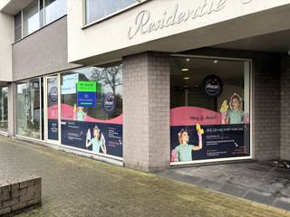 Dit instapklare handelspand is gelegen<strong> pal in het bruisende centrum</strong> van Waregem en geniet van een <strong>uitstekende zichtbaarheid</strong> dankzij de grote vitrine en het constante voorbijgaand voet- en autoverkeer. <strong>Ideaal om jouw zaak in de kijker te zetten!</strong><br /><br />De ruimte is momenteel ingedeeld in twee afzonderlijke lokalen, die je volledig naar <strong>eigen smaak en noden </strong>kan inrichten. Achteraan vind je een praktische kitchenette en<strong> apart sanitair</strong>.<br />Dankzij de veelzijdige indeling is dit pand perfect geschikt voor tal van activiteiten zoals een <strong>vrij beroep, kantoor, kapperszaak, praktijkruimte, …</strong><br /><br /><strong>Troeven op een rijtje:</strong>
<ul>
	<li>Toplocatie in het centrum</li>
	<li>Maximale zichtbaarheid en passage</li>
	<li>Grote vitrine</li>
	<li>Instapklaar</li>
	<li>Uitstekende prijs-kwaliteitverhouding</li>
</ul>
Interesse of een bezoek plannen?<br />Contacteer <strong>Realimmo </strong>via info@real-immo.be