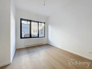 Dit charmante vernieuwde gelijkvloers appartement met tuin, biedt een perfecte balans tussen comfort en stijl met de luxe van een zongerichte buitenruimte. Het appartement is gelegen in een kleinschalig gebouw, gelegen in de levendige en vernieuwende wijk Stuivenberg. <br />Bij binnenkomst inkomhal met een apart toilet. De lichtrijke leefruimte van ca. 35m² met luxueuze open volledig uitgeruste keuken.<br />Slaapkamer van ca. 15m² op parket. De moderne ingerichte douchekamer is voorzien van een ruime douche en stijlvol badkamermeubel. Daarnaast is er een handige aparte berging met aansluitingen voor wasmachine en droogkast. De buurt is een bruisende buurt van culturen, bekend om zijn kleurrijke supermarktjes en tal van culinaire verrassingen. Bovendien bevindt u zich op slechts enkele minuten wandelen van het openbaar vervoer: tram, bus en treinstation. Privatieve kelderberging. Elektriciteit conform. Goede EPC score.