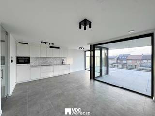 Ontdek dit stijlvolle nieuwbouwappartement te huur, gelijkvloers gelegen nabij het centrum van Tongeren. Hier woont u rustig, maar toch op...