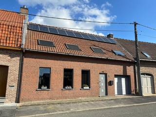 Rustig gelegen woning met verrassende indeling in de Boescheepseweg , Poperinge. Deze woning is voorzien van zonnepanelen, airco, dubbel glas...
