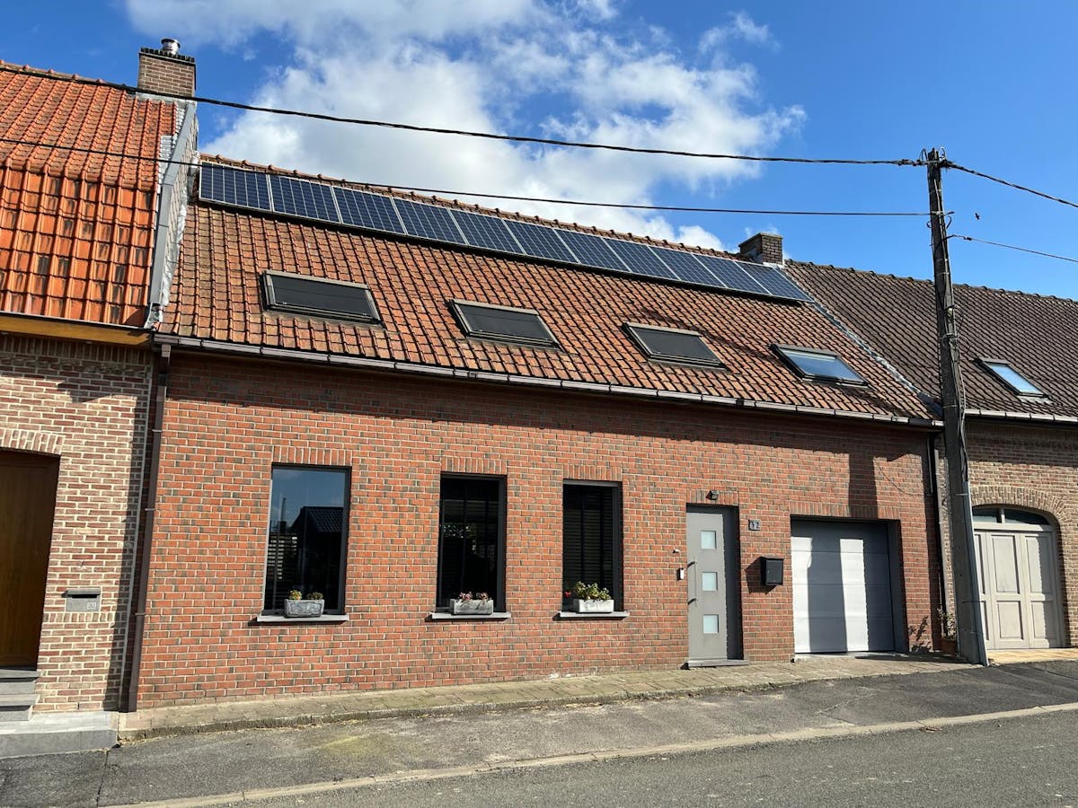Lichtrijke rijwoning met tuin, 3 kamers en ruime garage - foto 1