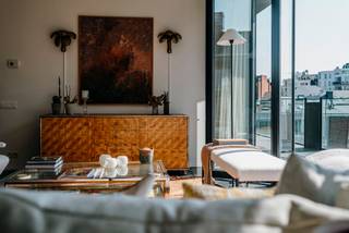 Deze exclusieve loft is gelegen op geliefde locatie in Antwerpen bij de Botanische tuin, om de hoek van het Theaterplein.<br /><br />Via de inkomhal met vestiaire en gastentoilet komt u in de lichte leefruimte met glaspartijen tot het plafond, open keuken en aangrenzend terras. De van muur tot muur te openen vouwschuifdeuren vormen de woonruimte om tot een aangename wintertuin om te genieten van de stilte en het zonlicht in hartje Antwerpen. Bovendien werd dit project zo geconcipieerd dat de woonruimte uitgeeft op een groene binnentuin. <br /><br />Nachthal met bergruimte en separaat toilet. Verder 2 royale slaapkamers met telkens een ensuite badkamer, een met ligbad en tweede toilet en de ander met een douche. Dressing. Separaat toilet. <br /><br />Zuinige verwarming (gas) en HR-beglazing. <br /><br />Mogelijkheid tot het huren van een autostaanplaats nummer 3 aan 120,- euro per maand.<br /><br />Beschikbaar vanaf 16/09/2026