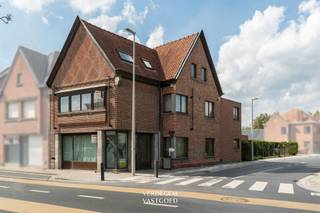 <p><span>Locatie<br /></span><span>Hoekpand op zichtbare locatie in het centrum van Sleidinge, rechtover het cultuurcentrum en op wandelafstand van het dorpsplein en het station.<br />Voormalig bankkantoor met appartement, momenteel verhuurd als 2 appartementen<br /><br /></span><span>Opbrengsteigendom op zichtbare hoek in het dorp</span></p><p><span>Beneden is er een handelsgelijkvloers van 121m² (voormalige bank) met drie afzonderlijke ingangen en tuin.<br />Vandaag verhuurd als appartement, maar makkelijk inzetbaar als kantoor of voor een andere handelsactiviteit.<br />Boven een duplexappartement van 145m² met drie slaapkamers, dakterras en eigen garage.<br /><br /></span><span>Het gelijkvloers - 121m², EPC C<br /></span><span>/ ruime leefruimte met grote raampartijen<br />/ aparte keuken met aansluitend berging<br />/ twee slaapkamers en een badkamer met inloopdouche<br />/ afzonderlijke technische berging met verwarmingsketel, wasaansluiting en fietsenstalling<br />/ eigen tuin <br />/ drie ingangen: via de straatzijde, de zijkant en de tuin: ideaal om functies te scheiden of het pand op te delen<br /><br /></span><span>Het duplexappartement - 145m², EPC C<br /></span><span>/ riante woonkamer met open haard en brede raampartij<br />/ aparte, ingerichte keuken met eethoek en raam<br />/ drie slaapkamers, waaronder een zeer ruime masterbedroom<br />/ volwaardige badkamer met ligbad, douche en dubbele wastafel<br />/ privé dakterras<br />/ garage<br />/ aparte zij-ingang: volledig onafhankelijk van het gelijkvloers</span></p><p><span><br /><br /></span></p>