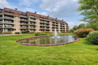 <p><span>Dit </span><span>ruime appartement</span><span> is gelegen in residentie </span><span>Nachtegalenhof</span><span> in Wilrijk. De residentie is enkel bereikbaar via een afgesloten poort en is omgeven van rust en een vijver. De </span><span>ligging is super rustig en centraal</span><span> met supermarkten, de Bist, centrum Wilrijk, openbaar vervoer,... op wandelafstand. De </span><span>bereikbaarheid </span><span>naar invalswegen (A12 en E19) is hier ook </span><span>subliem</span><span>.</span></p><p><span> </span></p><p><span>Het appartement is gelegen op de </span><span>3de verdieping. </span><span>We betreden het appartement via de </span><span>inkomhal </span><span>dewelke toegang geeft tot de andere ruimtes. Aan de voorzijde van het appartement bevindt zich de zeer </span><span>ruime leefruimte</span><span>, deze geeft toegang tot de </span><span>keuken</span><span> dewelke </span><span>volledig is uitgerus</span><span>t en het ruim en aangenaam terras. Het terras kijkt uit op de vijver. Aan de achterzijde zijn er </span><span>twee slaapkamers</span><span>, de grootste slaapkamer geeft rechtstreeks toegang tot de </span><span>badkamer</span><span> en een </span><span>tweede terras</span><span>. Deze badkamer beschikt over een douche, ligbad, lavabo en toilet. Verder is er nog een </span><span>apart toilet</span><span> aanwezig. Tot slot beschikt het appartement nog over een </span><span>kelderberging </span><span>en </span><span>autostaanplaats </span><span>die mee gehuurd kan worden aan 100 euro per maand. </span></p><p><span> </span></p><p><span>Indeling</span></p><p><span>- inkomhal</span></p><p><span>- apart toilet<br />- woonkamer en eetkamer</span></p><p><span>- geïnstalleerde keuken (met aansluiting wasmachine en droogkast)<br />- terras (voorzijde)</span></p><p><span>- slaapkamer 1 met ensuite badkamer (ligbad, douche, lavabo en toilet)</span></p><p><span>- slaapkamer 2</span></p><p><span>- terras (achterzijde)</span></p><p><span>- kelderberging</span></p><p><span>- autostaanplaats bij te huren (100 euro)</span></p><p><span> </span></p><p><span>Algemeen gebouw</span></p><p><span>- afgesloten complex</span></p><p><span>- veel groen en rustige omgeving</span></p><p><span>- lift aanwezig</span></p><p><span> </span></p><p><span>Bijzonderheden</span></p><p><span>- beschikbaar vanaf 1/04/2026</span><span><br /></span><span>- zonnescherm en rolluiken aanwezig</span></p><p><span>- ondergrondse staanplaats te huur: 100 euro per maand<br />- gemeenschappelijke kosten: forfait 170 euro per maand (inclusief privé water)<br />- vloerverwarming op elektriciteit (aparte teller)</span></p><p><span> </span></p><p><span>Ben jij geïnteresseerd in dit appartement te huur in Wilrijk, ben je op zoek naar ander vastgoed of wens je de waarde van jouw eigendom te kennen? Dan ben je bij BOLT immo aan het juiste adres! Wij helpen jou graag verder.</span></p><p><span> </span></p>