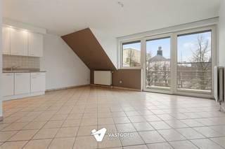 Goed onderhouden appartement met 2 slaapkamers en ondergrondse staanplaats ideaal gelegen in het centrum van Leopoldsburg. Belangrijkste troeven:-...