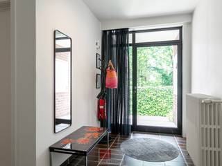 Instapklare, volledig onderkelderde bungalow, gelegen op een royaal perceel van 731 m², met een bewoonbare oppervlakte van ca. 159 m². De woning beschikt over drie volwaardige slaapkamers en een ruime, lichtrijke leefruimte die garant staat voor optimaal wooncomfort. De onderhoudsvriendelijke tuin biedt veel privacy en de woning bevindt zich op een toplocatie in Maasmechelen, op slechts 200 meter van het Nationaal Park De Hoge Kempen. Deze unieke architectenwoning onderscheidt zich door haar tijdloze ontwerp, doordachte indeling en karaktervolle uitstraling.<br /><br />Tussen 2019 en 2020 onderging deze woning, beter bekend als 'Maison Clement', een totaalrenovatie waarbij bijzondere aandacht werd besteed aan energiezuinigheid, hoogwaardige materialen en hedendaags wooncomfort. Hierdoor geniet u van een stijlvolle, volledig instapklare woning waar u zich jarenlang geen zorgen hoeft te maken over ingrijpende renovatiekosten.<br /><br />Een bijkomende troef is de doordachte buitenruimte. Aan de voorzijde bevindt zich een prachtig aangelegd zonneterras, terwijl de achterzijde de mogelijkheid biedt om een tweede terras met gazon te creëren. Zo kunt u op elk moment van de dag optimaal genieten van de zon en de rust die deze unieke locatie te bieden heeft.<br /><br />De woning is gelegen in een rustige en groene woonomgeving, op wandelafstand van de Mechelse Heide, de toegangspoort tot het Nationaal Park Hoge Kempen. Hier geniet u van prachtige wandel-, fiets- en mountainbikeroutes midden in een uitgestrekt natuurgebied. Winkels, scholen, openbaar vervoer en andere dagelijkse voorzieningen bevinden zich op korte afstand, wat zorgt voor een aangenaam wooncomfort. Ook Maasmechelen Village en Terhills, met hun uitgebreid aanbod aan winkels, horeca en recreatiemogelijkheden, zijn vlot bereikbaar. Dankzij de nabijheid van de E314 en E25 bereikt u bovendien snel steden zoals Genk, Hasselt en Maastricht. Deze locatie biedt de ideale combinatie van rust, natuur, uitstekende bereikbaarheid en alle nodige voorzieningen binnen handbereik.<br /><br />Bezichtig deze woning ook digitaal en 'loop' zelf door de woning. Kijk daarvoor op onze website of via: <br />my.matterport.com/show/?m=gEEJsYWwJta<br /><br />INDELING<br /><br />Gelijkvloers<br /><br />- Je komt binnen via een verzorgde inkomhal die toegang biedt tot de verschillende leefruimtes;<br />- De ruime leefruimte van 49 m² vormt het centrale hart van de woning. Dankzij de open indeling vloeien de zit- en eetkamer harmonieus in elkaar over, terwijl de grote raampartijen zorgen voor een aangename natuurlijke lichtinval. Via de leefruimte heb je bovendien rechtstreeks toegang tot het terras aan de voorzijde;<br />- De stijlvolle keuken van 13,76 m² is ingericht rond een praktisch kookeiland en beschikt over alle nodige inbouwtoestellen, waaronder een halogeenkookplaat, afzuigkap, oven, microgolfoven, vaatwasser, koelkast en diepvries;<br />- Vanuit de nachthal bereik je het afzonderlijke toilet;<br />- De woning beschikt over drie comfortabele slaapkamers van 17,12 m², 15,20 m² en 13,49 m². De grootste slaapkamer geniet bovendien van een eigen badkamer met lavabo en een moderne douchecabine;<br />- Daarnaast is er een tweede, volwaardige badkamer uitgerust met een dubbel lavabomeubel en een ruime inloopdouche;<br /><br />Kelder<br /><br />- Onder de volledige woning bevindt zich een praktische kelderverdieping, ideaal voor wie extra ruimte weet te appreciëren!!;<br />- De ruime inpandige garage van 49,73 m² is bereikbaar via de achterzijde van het perceel en biedt plaats aan meerdere voertuigen, fietsen of een werkplaats;<br />- Verder beschikt de kelder over verschillende polyvalente ruimtes die perfect kunnen dienen als berging, hobbyruimte, fitness of ontspanningsruimte;<br /><br />Extra troeven<br /><br />- De volledige spouwmuur werd geïsoleerd, evenals het volledige kelderplafond;<br />- De volledige inboedel kan, indien gewenst, mee worden overgenomen. Hierdoor is de woning onmiddellijk klaar voor eigen bewoning, een tweede verblijf of toeristische verhuur;<br />- De gezellige tikibar maakt het geheel compleet en vormt een heerlijke plek om te ontspannen of vrienden en familie te ontvangen tijdens zonnige dagen en lange zomeravonden.<br /><br />EXTRA: De laatste foto's zijn AI renders met de mogelijkheden om achteraan een gezellige eet/zithoek te maken met gazon!<br /><br />BELANGRIJK: Het schilderij van Pipi Langkous is NIET inbegrepen in de inboedel!<br /><br />Energieprestatie en binnenklimaat (EPB-EPC)<br />Certificaat beschikbaar: ja<br />EPC certificaatnummer: 20250831-0003675311-RES-1<br />Berekende energiescore : (kWh/m²): 297 kWh/m² <br />Het certificaat is geldig tot en met: 31-08-2035 <br />Electrische installatie: ja - CONFORM<br /><br />Informatie stedenbouwkundige voorschriften:<br />Stedenbouwkundige vergunning: ja<br />Meest recente bestemming: woongebieden<br />Dagvaarding uitgebracht: neen<br />VOORKOOPRECHT OP DIT GOED: neen<br />VERKAVELINGSVERGUNNING: niet van toepassing<br />WATERGEVOELIG OPENRUIMTEGEBIED: <br />Maatregelenregister: geen maatregelen<br /><br />Overstromingsgevoelige gebieden: <br />Perceelscore of P-score : A<br />Gebouwenscore of G-score: A<br />Ligging in Signaalgebied: neen <br />Ligging in afgebakende oeverzone of afgebakend overstromingsgebied: neen<br /><br />A:geen overstroming gemodelleerd B: kleine kans op overstromingen onder klimaatverandering C: kleine kans op overstromingen D: middelgrote kans op overstromingen<br /><br />Beschermd erfgoed<br />GEINVENTARISEERD ERFGOED: neen<br />BESCHERMD ONROEREND ERFGOED: neen