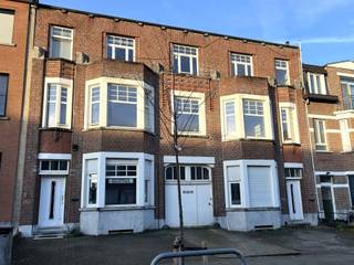 Charmante koppel woningen met 4 à 5 appartementen, ideaal voor wie samen wil wonen met behoud van privacy. Het gebouw beschikt over 5...