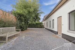 Wie houdt van het karakter en de ruimte van een voormalige boerderij, maar geen zin heeft in jaren verbouwen, moet hier beslist eens komen kijken.<br /><br />Deze halfopen woning in het charmante Sint-Lodewijk in Deerlijk is bereikbaar via een lange private oprit en werd gedurende de afgelopen jaren volledig gerenoveerd met respect voor het authentieke karakter. Daarbij werd niet alleen gekeken naar uitstraling, maar vooral naar duurzaamheid, comfort en een kwalitatieve bouwtechnische afwerking.<br /><br />Er kwam een volledig nieuw dak, nieuwe ramen en volledig nieuwe technieken. Er werd bijzonder grondig gewerkt: de bestaande muren werden langs buiten zeer goed geïsoleerd en er werd rondom een volledig nieuwe gevel gemetst. Zowel beneden als boven werd vloerverwarming voorzien, aangestuurd door een warmtepomp.<br /><br />Het resultaat is een woning die vandaag het authentieke gevoel van vroeger combineert met de technieken en het wooncomfort van nu.<br /><br />Binnen vind je onder meer een lichtrijke leefruimte, een ruime bureauruimte, een open keuken met een prachtig zicht naar de tuin en een speelruimte voor de kinderen met aansluitend de technische ruimte/ wasruimte. Er is nog een tussenverdiep aanwezig met een ruim toilet.<br />Op de eerste verdieping zijn er vier slaapkamers en twee badkamers. Eén badkamer is reeds afgewerkt, voor de tweede zijn alle leidingen en aansluitingen voorzien (toilet, inloopdouche, bad en dubbele lavabo) zodat je deze nog volledig volgens eigen smaak kunt realiseren.<br /><br />Ook aan de toekomst werd gedacht. Er zijn reeds voorzieningen aanwezig voor domotica, een alarmsysteem en een regenwaterput van 10.000 liter.<br /><br />En ook buiten is het grote werk achter de rug. De tuin werd reeds aangepakt en achteraan is de woning bereikbaar, waardoor er perfect een garage kan worden voorzien. Er werd reeds een vloerplaat voor een toekomstig tuinhuis voorzien en de bakstenen staan al klaar. Ook voor het ruime terras zijn de voorbereidingen getroffen: de onderlaag ligt er, jij kiest nog de tegel en bepaalt zelf de uiteindelijke uitstraling.<br /><br /><br />Een karaktervolle woning met 4 slaapkamers, 2 badkamers, bureau, moderne technieken, veel lichtinval, een private oprit en heel wat mogelijkheden achteraan.<br /><br />Een karaktervolle parel in het pittoreske Sellewie dat klaar is voor haar volgende hoofdstuk!<br /><br />Wuk peis je, is ’t etwa vo jon?<br /><br />Voor meer informatie of een plaatsbezoek contacteer Home Hunters via hallo@homehunters.be of op het nummer 057/377.477