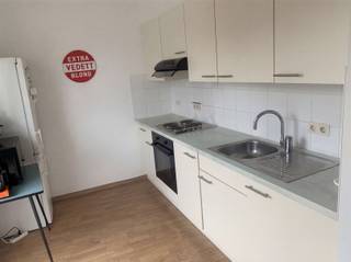<p>Cet appartement en duplex est très bien situé, à proximité du marché d'Audenarde et de toutes les écoles et commerces.</p><p>L'appartement situé au 1er étage comprend une salle de séjour spacieuse, une grande kitchenette et un débarras.<br />L'appartement rénové bénéficie également d'une terrasse.</p><p>Au deuxième étage se trouvent 2 chambres confortables et une salle de bain avec baignoire et toilettes.</p><p>Intéressé(e) ? <br />demandez votre visite via notre site web www.immodhondt.be </p>