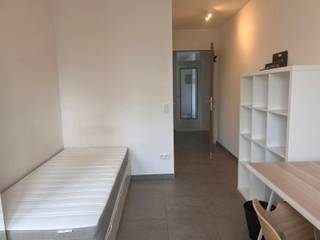 La chambre est strictement destinée à un usage individuel et est meublée avec un lit, matelas, bureau, chaise, étagère et armoire. La chambre...