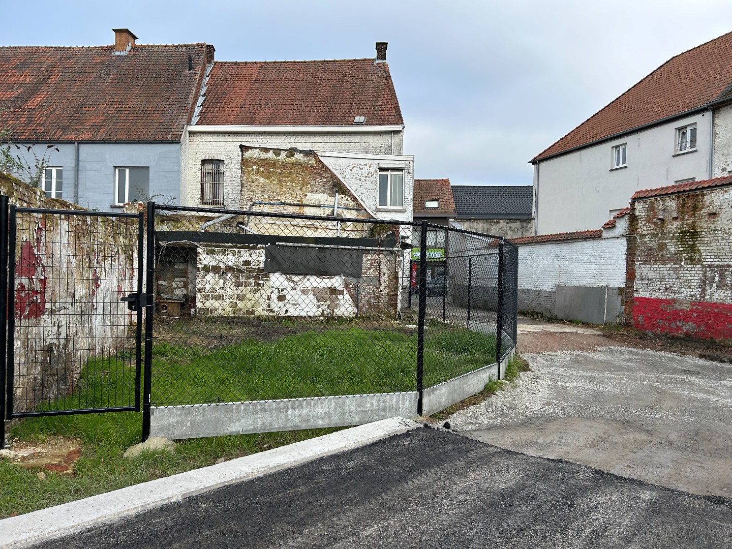 Ruime, totaal te renoveren burgerwoning met stadstuintje - foto 3