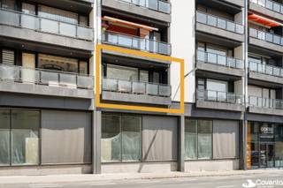 <u><strong>Instapklaar appartement met 2slpk en terras in het centrum van Wevelgem</strong></u><br /><br />Dit instapklare appartement is ideaal voor wie op zoek is naar comfort, een centrale ligging of als investering. Gelegen op de Grote Markt van Wevelgem, bevinden winkels, horeca, openbaar vervoer en andere voorzieningen zich op wandelafstand. <br /><br />Bij het binnenkomen beschikt het appartement over een ruime inkomhal met een apart gastentoilet. Van hieruit kom je in de lichtrijke woonkamer met aansluitende eetkamer, een aangename leefruimte waar je gezellig kan vertoeven. <br /><br />De keuken sluit mooi aan op de leefruimte en biedt alles wat nodig is voor dagelijks comfort. Vanuit het appartement is er eveneens toegang tot een aangenaam terras, ideaal om even buiten te komen en te ontspannen. <br /><br />Verder beschikt het appartement over twee volwaardige slaapkamers en een badkamer. Extra bergruimte is ook voorzien dankzij de private berging in de kelder. <br /><br /><u><strong>Pluspunten: </strong></u><br /><strong>+</strong> Centrale ligging aan de Grote Markt van Wevelgem<br /><strong>+ </strong>Grote parking aanwezig<br /><strong>+</strong> Aangenaam terras <br /><strong>+</strong> Dichtbij invalswegen en openbaar vervoer<br /><strong>+</strong> Elektriciteit conform<br /><strong>+</strong> Private kelderberging<br /><strong>+ </strong>Gunstig EPC (Label-B)<br /><br />EPC 174 kWh/m² UC3951498<br /><br />Bent u op zoek naar een ruim appartement op een centrale locatie, zowel voor eigen bewoning als als investering? Plan dan snel uw bezoek en ontdek de mogelijkheden van dit appartement in het hart van Wevelgem! <br /><br />Benieuwd naar dit pand of een andere eigendom? www.coventa.be – 051 222 051