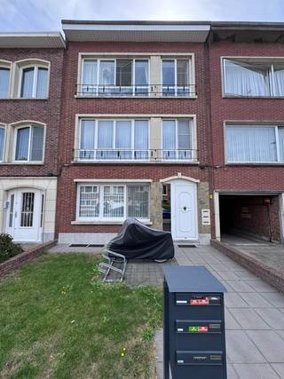 Rustig gelegen en volledig gerenoveerd appartement, vlakbij Wijnegem shopping center. Ruim appartement met 2 slaapkamer. Inkomhal en vestiairekast, ruime living met veel lichtinval, recent ingerichte keuken met gaskookplaat, onderbouwoven, dampkap en veel kasten. Nieuwe badkamer volledig betegeld met inloopdouche, lavabomeubel, aansluiting voor wasmachine en droogkast. Overal stenen vloeren (parketstructuur), 2 kelders, centrale verwarming met condensatieketel, overal aluminium ramen met dubbel glas.<br />Dak vernieuwd en geïsoleerd.