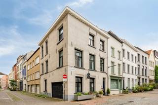 <p><span>Uniek wonen in een sfeervol stadspand met karakter, veel licht, 3 slaapkamers en een heerlijk dakterras. </span></p><p><span>Deze karaktervolle stadswoning met een bewoonbare oppervlakte van 177 m² bevindt zich op een uitstekende locatie in het historisch hart van Antwerpen. De woning combineert authentieke charme met hedendaags comfort en biedt royale, lichtrijke leefruimtes die meteen een gevoel van thuiskomen creëren.</span></p><p><span>De indeling</span></p><p><span>Het gelijkvloers omvat een slaapkamer, keuken en badkamer en biedt daardoor de mogelijkheid tot gelijkvloers wonen of een zelfstandige unit. Daarnaast is er een garage, momenteel ingericht als opbergruimte.</span></p><p><span>De eerste verdieping omvat een ruime leefruimte, een functionele keuken, 3 volwaardige slaapkamers en een badkamer, waardoor deze woning perfect geschikt is voor gezinnen, thuiswerkers of wie op zoek is naar extra ruimte. Dankzij de grote raampartijen geniet u doorheen de hele woning van een aangename lichtinval.</span></p><p><span>Het gezellig dakterras vormt een waardevolle buitenruimte waar u in alle rust kunt ontspannen en genieten van het stadsleven. Bovendien beschikt de woning over een gunstig EPC-label C, wat bijdraagt aan het wooncomfort en de energiezuinigheid.</span></p><p><span>Tot slot beschikt de woning ook over een garage, momenteel ingedeeld als opbergruimte.</span></p><p><span>Gelegen op wandelafstand van winkels, restaurants, openbaar vervoer en tal van culturele hotspots, biedt deze woning een unieke combinatie van ruimte, karakter en een topligging in het centrum van Antwerpen.</span></p><p><span>Troeven<br />177 m² bewoonbare oppervlakte<br />3 ruime slaapkamers<br />2 badkamers<br />Gezellig terras<br />EPC-label C</span></p><p><span>Garage<br />Karaktervolle stadswoning<br />Topligging in hartje Antwerpen</span></p>