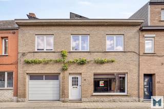 Gezellige, instapklare woning te Zele met uitstekende ligging en bereikbaarheid!Deze prachtige karaktervolle woning omvat vele authentieke elementen...