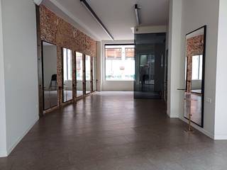 Strategisch gelegen winkel, gesitueerd in de Jezusstraat, het hartje van het winkeldistrict Antwerpen.<br />Met een brede zichtbare vitrine en een winkeloppervlakte van +/-73m² + kelder (+/-15m²) beschikt deze winkel over alle nodige commerciële troeven.<br />Verder betreft dit een toekomstgerichte locatie met sterk opwaarts potentieel gezien de bijzonder significante verhoging van de passantenstroom dankzij de komst van een nieuwe school en de nieuwe winkel van Zara.<br />Andere retailers in de buurt: OKAY, Tensen juweliers, Zara Home, Inno, etc... .