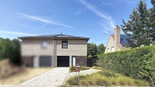 <p>Energiezuinige en instapklare halfopen BEN-woning (bouwjaar 2022), bestaande uit een inkomhal met vestiaire, een apart gastentoilet, een lichtrijke leefruimte met open, volledig geïnstalleerde keuken voorzien van alle toestellen, een inpandige garage en een oprit met plaats voor drie wagens, ruim terras en een zonnige, volledig afgesloten tuin met een praktisch zijpoortje.</p>
<p>Op de eerste verdieping bevinden zich vier volwaardige slaapkamers en een ruime badkamer uitgerust met een ligbad, douche en dubbele lavabo. De zolder biedt extra mogelijkheden en kan perfect ingericht worden als speelkamer, hobbyruimte, bureau of bijkomende bergruimte.</p>
<p>Extra troeven:</p>
<ul>
<li>BEN-woning (bouwjaar 2022)</li>
<li>Zes zonnepanelen</li>
<li>Regenwaterput van 7.500 liter</li>
<li>Waterverzachter</li>
<li>Conforme elektriciteit</li>
<li>Vier volwaardige slaapkamers</li>
<li>Inpandige garage</li>
<li>Drie private autostaanplaatsen</li>
<li>Zonnige tuin met ruim terras</li>
<li>Instapklaar en kwalitatief afgewerkt</li>
</ul>
<p>Te koop zonder makelaar via Smart Houses. Wenst u meer informatie of een bezoek? Contacteer rechtstreeks de eigenaar <span>+32498443771</span></p>