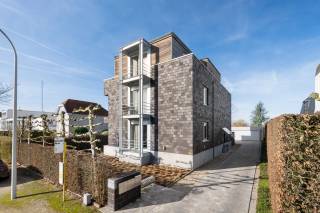 In Eke, vlakbij de grote invalswegen N60 en E17 vinden we deze recent gebouwde kleinschalige residentie.Het appartement is uniek in zijn...