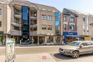 Duplexappartement gelegen op de 3de en 4de verdieping van Residentie Passage Begas. Dit ruim appartement van 230 m² is gelegen in het centrum van Lanaken en is voorzien van 3 slaapkamers, 2 badkamers en een eigen parkeerplaats en berging in de kelderverdieping. <br /><br />Omdat het appartement in het centrum gelegen is, zijn de belangrijkste dagdagelijkse voorzieningen op wandelafstand. Denk maar aan supermarkten, scholen en sportfaciliteiten. Ook is het centrum van Maastricht op slechts 10 autominuten afstand gelegen.<br /><br />Bezichtig deze woning ook digitaal en 'loop' zelf door de woning. Kijk daarvoor op onze website of via: <br />my.matterport.com/show/?m=8ungtX357ih<br /><br />Indeling:<br />Derde verdieping: <br />- Inkomhal met vestiaire en betegeld gastentoilet met wastafeltje;<br />- Berging met C.V.-ketel en boiler;<br />- De L-vormige woonkamer is uitgerust met Veluxramen en heeft toegang tot 2 terrassen;<br />- Keuken met een 4-pits gasfornuis, oven, afwasmachine, magnetron en een spoelbak;<br /><br />Vierde verdieping: <br />- Overloop met toegang naar de 3 slaapkamers en 2 badkamers;<br />- Masterbedroom met een ensuite badkamer (douche, ligbad, toilet, dubbele lavabo);<br />- Badkamer 2 uitgerust met een ligbad, toilet, dubbele lavabo, inbouwkasten en wasmachineaansluiting; <br /><br />Parkeerkelder:<br />- Voorzien van 1 parkeerplaats;<br />- Kelderberging;<br />- De parkeerkelder is te bereiken via het Europaplein middels een elektrische poort. <br /><br />Er is een lift in het gebouw.<br />De gemeenschappelijke kosten bedragen: € 145 per maand.<br /><br />Energieprestatie en binnenklimaat (EPB-EPC)<br />Certificaat beschikbaar: ja <br />EPC certificaatnummer: 20220221-0002550663-RES-1<br />Berekende energiescore: (kWh/m²): 255<br />Het certificaat is geldig tot en met: 21/02/2032<br />Elektrische installatie: ja, niet conform<br /><br />Informatie stedenbouwkundige voorschriften:<br />Stedenbouwkundige vergunning: ja<br />Meest recente bestemming: gebieden voor gemeenschapsvoorziening en openbaar nut, woongebieden<br />Dagvaarding uitgebracht: neen<br />VOORKOOPRECHT OP DIT GOED: neen<br />VERKAVELINGSVERGUNNING: neen<br />WATERGEVOELIG OPENRUIMTEGEBIED: neen<br />Maatregelenregister: neen <br /><br />Overstromingsgevoelige gebieden: <br />Perceelscore of P-score : A<br />Gebouwenscore of G-score: A<br />Ligging in Signaalgebied: neen<br />Ligging in afgebakende oeverzone of afgebakend overstromingsgebied: neen<br /><br />A:geen overstroming gemodelleerd B: kleine kans op overstromingen onder klimaatverandering C: kleine kans op overstromingen D: middelgrote kans op overstromingen<br /><br />Beschermd erfgoed<br />GEINVENTARISEERD ERFGOED: neen<br />BESCHERMD ONROEREND ERFGOED: neen