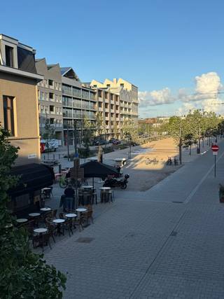 <p>Herenhuis van bijna 7 meter breed, EPC A, Lobroekplein</p><p>Zeldzaam brede leefverdieping, 5 slaapkamers en 3 badkamers. Instapklaar herenhuis, volledig gerenoveerd naar nieuwbouwnormen, aan het nieuwe Lobroekplein bij de Groene Poort en de Slachthuissite.</p><p>Dit herenhuis ontstond in 1930 uit de gedeeltelijke samenvoeging van twee rijwoningen; daaraan dankt de benedenverdieping haar royale gevelbreedte van bijna 7 meter. De totaalrenovatie gebeurde volledig vergund en naar nieuwbouwnormen, met respect voor de oorspronkelijke stijl,</p><p>Het ruime A-certificaat is uniek voor een herenhuis van dit formaat en met deze plafondhoogtes. Het is het resultaat van doorgedreven muur-, kelder- en dakisolatie en drievoudige beglazing: hoog wooncomfort en lage energiekosten, zonder in te boeten op karakter. De woning voldoet nu al aan de energienormen van 2050.</p><p>Op de benedenverdieping vindt u de leefruimte, een eetplaats, een hyper uitgeruste keuken met uitsluitend AEG-toestellen, een berging en een aangename koer. De woning telt vijf slaapkamers, of vier plus een royaal thuiskantoor, en drie badkamers, is grotendeels onderkelderd en overal afgewerkt met hoogwaardig eiken parket. Op de tweede verdieping geniet u van een prachtig zonneterras.</p><p>Het volledige huis is domotica-gestuurd met internetkoppeling: de verwarming, de bio-ethanol open haard, de videofoon en het alarm. Keuken en alle badkamers hebben vloerverwarming.</p><p>Het huis kijkt uit op het nieuwe Lobroekplein, een vernieuwde groene stadsomgeving met een zeer goede mobiliteitsscore. Parkeren: de nieuwe Parking Slachthuissite op wandelafstand; in de onmiddellijke omgeving zijn bovendien ondergrondse staanplaatsen te koop of te huur (informatie op aanvraag, onder voorbehoud van beschikbaarheid).</p><p>De twee kinderkamers zijn virtueel ingericht, in werkelijkheid zijn ze leeg; alle overige beelden zijn werkelijke foto's. De woning wordt onbemeubeld verkocht.</p><p>Makelaars onthouden zich.</p>