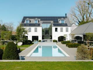 <p>Gelegen in de wijk Golf de Sept Fontaines, biedt deze ruime woning, gebouwd in 2022, alle moderne comfort en talrijke recreatieve voorzieningen.<br /><br />Bij de ingang beschikt de woning over een grote hal met vestiaire. Deze opent naar een ruime en lichte leefruimte met een eetkamer, een salon en een grote keuken. De begane grond omvat tevens een bureau met zicht op een glazen en geklimatiseerde wijnkelder, evenals een multifunctionele ruimte die momenteel is ingericht als ontspanningsruimte.<br />De eerste verdieping bestaat uit drie slaapkamers, elk met een dressing en een eigen douchekamer, evenals een master suite met een aparte dressing en een aangrenzende badkamer met een dubbele douche.<br />De tweede verdieping is ingericht als speelkamer voor kinderen en bevat een grote polyvalente ruimte.<br />De kelder beschikt over een mini-voetbalveld met kleedkamers, een pétanqueterrein en een technische ruimte.<br />Buiten geniet de woning van een groot zwembad, een padelveld en een tweede pétanqueterrein.<br /><br />Andere voorzieningen: Dubbele fluxventilatie, gasverwarming, alarmsysteem, zonnepanelen.<br /><br />Golf de Sept Fontaines is prachtig gelegen in een groene en rustige omgeving, niet ver van het centrum van Waterloo. Het biedt gemakkelijke toegang tot de golfbaan, scholen, sportcentra en winkels.<br /><br />Voor alle informatie en bezoeken kunt u contact opnemen met ons kantoor in Waals-Brabant op +32 (2) 898.09.40.</p>