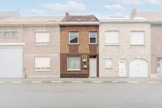 Wie op zoek is naar een ideale starterswoning is hier aan het juiste adres. Laat je niet afschrikken door het huidig EPC-label. Met een simpele ingreep voldoe je reeds aan de renovatieplicht.<br /><br />- Volledig dubbele beglazing<br />- Centrale ligging dichtbij voorzieningen<br />- Asbestveilig<br />- Mogelijkheid tot creëren 3e slaapkamer.<br /><br />De inkomhal biedt toegang tot de leefruimte met aansluitende keuken. Dankzij de grote raampartijen geniet u van veel licht. Vooraan in de woning bevindt zich een gezellig zithoek. Op de benedenverdieping is er tevens het apart toilet, de badkamer voorzien van douche en wastafel en tot slot een praktische (technische berging). Extra stockage mogelijk in de kelder.<br /><br />Op de eerste verdieping zijn er twee ruime slaapkamer. Met de vaste trap begeeft u zich naar de zolderverdieping waar een extra (slaap)kamer voorzien kan worden. <br /><br />Er is een binnenkoer aanwezig.<br /><br />Plan snel jouw bezoek in en ontdek deze woning.<br /><br />EPC: 406 kWh/m²/jaar) - UC: 3618521<br />Referentie: YP/25154/TK