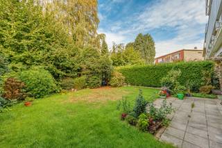 <p>Zoekt u een woning met de ruimte en privacy van een huis, maar het gemak van een appartement? Dit ruime gelijkvloers appartement biedt het beste van twee werelden. Het eigendom heeft een opfrisbeurt nodig, maar beschikt over een uitstekende basis en enorm veel potentieel om volledig naar eigen smaak en stijl te moderniseren.</p><p> </p><p><strong>Indeling en troeven:</strong></p><ul><li><p><strong>Woonkamer &amp; Keuken:</strong> Een royale, gezellige leefruimte met veel natuurlijk lichtinval aan de voorkant van het gebouw. De keuken is aan de achterkant van het gebouw met zicht op tuin.</p></li><li><p><strong>3 Volwaardige slaapkamers:</strong> Drie kamers met zicht op het groen, ideaal als hoofdslaapkamer, kinder- of hobbykamer en thuiswerkplek.</p></li><li><p><strong>Badkamer &amp; Sanitair:</strong> In te richten badkamer voorzien van ligbad met douchefunctie en dubbele wastafel, alsook een afzonderlijk toilet.</p></li><li><p><strong>Uitzonderlijke buitenruimte:</strong> Een van de grootste troeven is de grote tuin met gezellig terras en handig tuinhuis. Een zeldzame luxe!</p></li><li><p><strong>Parkeren &amp; Opbergruimte:</strong> Zeer ruime inpandige garage met een eigen oprit voor de deur, ideaal voor extra opbergruimte of het parkeren van meerdere voertuigen.</p></li></ul><p><strong> </strong></p><p>De gunstige ligging in een rustige en aangename buurt in Mortsel maakt dit het perfecte project voor wie op zoek is naar een ruime gezinswoning of een te personaliseren pareltje.<br /><br />De <strong>garage </strong>is mee aan te kopen aan <strong>30.000€</strong></p><p> </p><p><strong>Belangrijkste positieve punten</strong></p><ul><li><p><strong>Ruime tuin:</strong> Zonnige, privatieve tuin met terras en tuinhuis.</p></li><li><p><strong>Inpandige garage + oprit:</strong> Garageruimte in het gebouw plus eigen parkeergelegenheid op de oprit.</p></li><li><p><strong>3 Slaapkamers:</strong> Geschikt voor gezinnen, thuiswerkers of voor wie extra ruimte zoekt.</p></li><li><p><strong>Gelijkvloers gemak:</strong> Comfortabel wonen zonder trappen en met directe toegang tot de tuin.</p></li><li><p><strong>Veel potentieel:</strong> Stevige basis, prima indeling en een gunstige EPC-score van <strong>233 kWh/m²</strong> (Label C).</p></li><li><p><strong>Elektriciteit is conform</strong></p></li></ul><p><strong> </strong></p><p>Interesse om van dit appartement te bezoeken? Neem snel contact met ons op!</p>