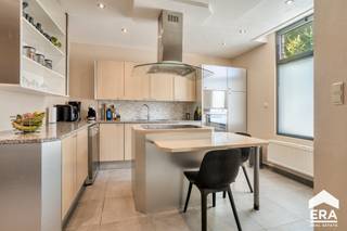 <p>Ontdek deze charmante woning op een prachtig perceel van <strong>343 m²</strong>, ideaal gelegen in het centrum van <strong>Sint-Andries</strong>. Dankzij de uitstekende ligging geniet je van een vlotte bereikbaarheid, terwijl je op wandelafstand bent van het groene <strong>parkdomein De Koude Keuken</strong>, winkels, scholen en openbaar vervoer. Een ideale combinatie van rust en alle dagelijkse voorzieningen binnen handbereik.</p><p>De woning verwelkomt je met een inkomhal die leidt naar een volledig ingerichte keuken met kwaliteitsvolle toestellen, waarbij het kookvuur recent werd vernieuwd. De ruime en lichtrijke woon- en eetkamer biedt een prachtig zicht op de diepe, natuurlijke tuin en vormt de perfecte plek om te ontspannen of gasten te ontvangen. Op het gelijkvloers bevindt zich bovendien een badkamer met ligbad én douche.</p><p>Op de eerste verdieping vind je twee volwaardige slaapkamers, een bureau dat eenvoudig als extra slaapkamer kan worden ingericht en een apart toilet. Via een vaste trap bereik je de zolderverdieping, die dienst kan doen als derde slaapkamer, hobbyruimte of praktische zolder.</p><p>Buiten wacht een uitzonderlijk diepe tuin met veel groen en maximale privacy. Twee gezellige terrassen en een tuinhuis maken het geheel compleet en zorgen ervoor dat je volop kunt genieten van het buitenleven.</p><p><strong>Extra troeven:</strong></p><ul><li>Topligging in het centrum van Sint-Andries</li><li>Perceel van 343 m² met diepe, groene tuin en veel privacy</li><li>Energiezuinige woning met gunstig <strong>EPC-label B</strong> (189 kWh/m²jaar)</li><li>Conforme elektrische installatie</li><li>Asbestveilige woning</li></ul>