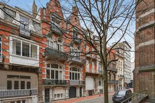 <p>La Sérénité is veel meer dan een woning; het is een uitzonderlijk stukje Belle Époque-erfgoed in het hart van Blankenberge. Dit beschermde herenhuis uit 1901-1902 combineert een unieke architectuur met het comfort van vandaag. Tussen 2014 en 2016 werd de woning met respect voor haar authentieke karakter grondig gerenoveerd, waardoor charme en hedendaags wooncomfort perfect samengaan.</p><p>Met een bewoonbare oppervlakte van ca. 255 m², verdeeld over vijf volwaardige niveaus, beschikt deze eigendom over een ruime leefruimte met ingerichte keuken, vijf slaapkamers, twee badkamers, een garage, berging en gastentoilet. Dankzij deze indeling is de woning ideaal als ruime gezinswoning, exclusieve tweede verblijfplaats aan zee of voor wie wonen en werken wil combineren.</p><p>Gelegen op wandelafstand van het strand, de zeedijk, de jachthaven, winkels en horecazaken geniet u van een absolute toplocatie in het centrum van Blankenberge.</p><p>Authentieke herenhuizen met een beschermde erfgoedstatus en een dergelijke uitstraling komen slechts zelden op de markt. La Sérénité biedt een unieke kans voor liefhebbers van karaktervolle architectuur die op zoek zijn naar een exclusieve woning met een rijke geschiedenis en een tijdloze uitstraling.</p><p>Interesse?</p>