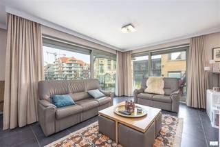 Lichtrijk hoekappartement met twee slaapkamers vlakbij het gemeentehuis van Middelkerke. Dit appartement op de eerste verdieping heeft rondom zonneterrassen met een open zicht. De volledig ingerichte keuken is halfopen en voorzien van een frigo, oven, vaatwas en keramische kookplaat. Er zijn 2 ruime slaapkamers met een dubbel bed en kleerkast.Twee badkamers, één met een douche en de tweede badkamer heeft een ligbad met dubbele lavabo.Het toilet is apart. Er is een berging met een aansluiting voor wasmachine. Bovendien is er de mogelijkheid tot een eigen gelijkvloerse garage met automatische poort, wat extra comfort en gemak biedt.Deze is op het Oudstrijdersplein gelegen en kan aangekocht worden aan 75.000 euroIdeaal voor wie op zoek is naar een praktische en lichte woonruimte met stijlvolle voorzieningen.