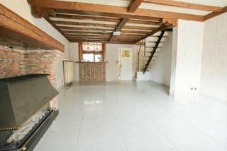 <p><span>Op een uitstekende hoekligging te 8930 Menen (Moeskroenstraat 178-180) bevindt zich deze op te frissen handelswoonst met tal van mogelijkheden.</span></p><p><span>Het pand combineert een commerciële ruimte van ca. 90 m² met een ruime woonst, ideaal voor wie wonen en werken wenst te combineren. De handelsruimte geniet van een goede visibiliteit dankzij de hoekligging en wordt aangevuld met een dubbele garage en praktische bergruimte.</span></p><p><span>De woonst is toegankelijk via een aparte ingang en biedt een aangename indeling met een ruime woonkamer, een lichtrijke woonkeuken en een gezellig stadstuintje. Verder beschikt de woning over maar liefst 6 volwaardige slaapkamers en een badkamer, wat tal van mogelijkheden biedt voor grote gezinnen of combinatie met bureel-/praktijkruimte.</span></p><p><span>Voor het gebouw zijn er bovendien parkeermogelijkheden aanwezig, wat het comfort voor klanten en bewoners extra verhoogt.</span></p><p><span>Kortom, een eigendom met veel potentieel op een strategische locatie, ideaal voor zelfstandigen of investeerders die op zoek zijn naar ruimte en visibiliteit.</span></p>