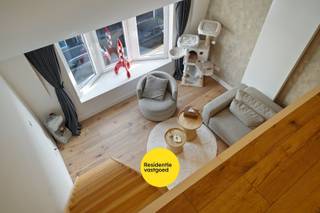 In Mariakerke (Oostende) vinden we deze prachtige woning, die charme en modern wooncomfort moeiteloos combineert. Achter de karaktervolle gevel schuilt een verrassend ruime en volledig gerenoveerde woning, die dankzij het EPC-label B geniet van een energiezuinige thuis met een warme, eigentijdse uitstraling.<br /><br />Bij binnenkomst word je verwelkomd in een verzorgde inkomhal die leidt naar de sfeervolle leefruimte. De ruime open keuken is stijlvol uitgerust met kwalitatieve toestellen zoals een inductiekookplaat met geïntegreerde dampkap, vaatwasser, oven, microgolfoven en ingebouwde koelkast. <br />Het grote schuifraam zorgt voor een vloeiende overgang naar de zonnige buitenruimte.<br /><br />Op de eerste verdieping vind je een luxueuze badkamer voorzien van een inloopdouche, vrijstaand ligbad, dubbele lavabo en tweede toilet zorgen voor optimaal comfort. Daarnaast is er een praktische wasplaats met cv-ketel, waterontharder en aansluiting voor wasmachine. Verder zijn er twee ruime en lichtrijke slaapkamers met een doordachte indeling.<br /><br />De tweede verdieping is volledig ingericht als een royale kamer met dressing en vaste trap naar de mezzanine — ideaal als master bedroom, hobbyruimte of thuiskantoor.<br /><br />De woning combineert authentiek karakter met moderne afwerking, energiezuinigheid en een praktische ligging nabij winkels, scholen en openbaar vervoer. Perfect voor wie op zoek is naar een instapklare woning vlak bij de kust.<br /><br />Interesse? Contacteer ons en plan uw bezoek in!