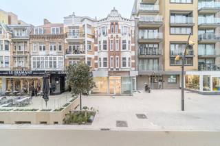 This commercial space, located in the commercial Zeelaan in De Panne, has a retail area of 358 m² with an accompanying basement (57 m²). Nice shop window.> details:° ground floor:- heating and cooling element in the ceiling- wooden floor (parquet)- rear storage space° basement:- toilet- kitchenette- storage spaceIf you are looking for a store for rent in the heart of De Panne, please contact 0477 23 05 06.