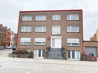 Deze heel ruime (op te frissen) woning met (mogelijk) 7 slaapkamers en dubbele garage is rustig gelegen net buiten het centrum van Kortrijk. ...