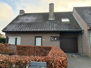Bij het betreden van de woning kom je rechtstreeks in de eetruimte, die in open verbinding staat met het aansluitende zitgedeelte.Deze leefruimte...