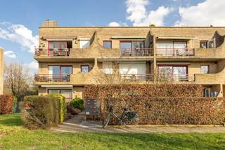 Cet appartement du deuxième étage, magnifiquement entretenu, allie le luxe moderne à un excellent emplacement. Vous bénéficiez d'un environnement...