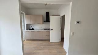 Te huur: instapklaar, volledig gerenoveerd appartement met 1 slaapkamer op toplocatie.<br /><br />Dit prachtig gerenoveerde appartement combineert hedendaags comfort met een uitstekende, centrale ligging. <br /><br />Het appartement beschikt over een ruime slaapkamer en een smaakvol vernieuwde badkamer met kwalitatieve afwerking. Daarnaast is er een praktische wasberging voorzien.<br /><br />De renovatie werd grondig en met oog voor detail uitgevoerd, met aandacht voor kwaliteit en energiezuinigheid:<br /><br />* Nieuwe ramen met driedubbele beglazing<br />* Volledig geschilderd<br />* Verlichtingsarmaturen aanwezig in alle kamers<br />* Nieuwe energiezuinige condensatieketel<br />* Volledig vernieuwde keuken en badkamer<br />* Elektriciteit volledig conform en vernieuwd<br /><br />De ligging is een absolute troef: op slechts 100 meter van metrostation Sint-Elisabeth en met winkels, openbaar vervoer en andere voorzieningen op wandelafstand.<br /><br />Rechtstreeks contact met de eigenaar.<br /><br />Interesse? Neem vandaag nog contact op voor meer informatie of een bezoek!<br />