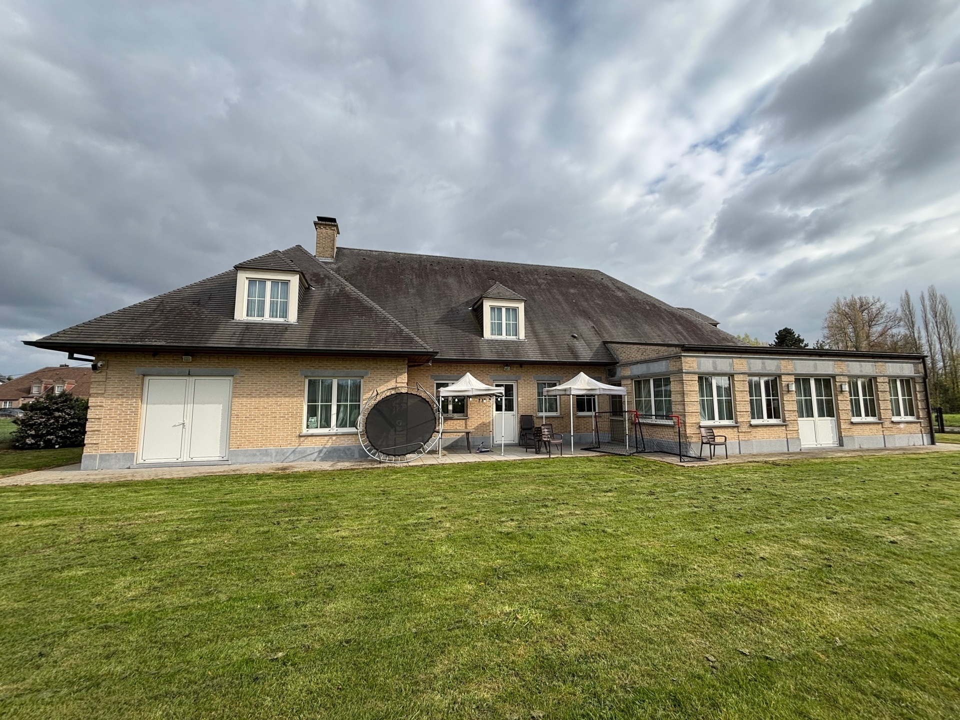 Ruime villa in een rustige omgeving met een grote tuin  - foto 3