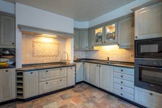 Deze keurig onderhouden en rustig gelegen woning met EPC B biedt veel ruimte en comfort.Op het gelijkvloers verwelkomt de inkomhal u met een...