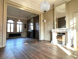 Imposante maison de maître avec magnifique jardin orienté sud et potentiel exceptionnel, située sur un terrain spacieux de 1 570 m². Cette maison...