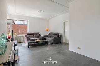 Voor meer info en foto’s, surf naar www.swevers.be – Deze open bebouwing aan de Beverlosesteenweg 392 in Koersel biedt 239 m² bewoonbare oppervlakte, drie slaapkamers en heel wat praktische ruimte. De woning staat op een zuidgericht perceel van 500 m² en werd tussen 2020 en 2022 op verschillende punten vernieuwd. Op het gelijkvloers vindt u een centrale inkomhal, een ruime woonkamer van 33,24 m², een afzonderlijk bureau en een vernieuwde keuken van 21,78 m² met toegang naar buiten. Verder zijn er een berging, apart toilet en vestiaire. De eerste verdieping omvat drie slaapkamers, waarvan de grootste 24,86 m² meet, en een vernieuwde badkamer.<br />Extra opbergruimte is voorzien dankzij een zolder van 54,90 m² en een kelder van 26,09 m². Ook parkeren vormt geen probleem met een aangebouwde garage van 32 m² en een carport van 15 m². Het tuinhuis biedt bijkomende plaats voor fietsen, gereedschap of tuinmateriaal. Tussen 2020 en 2022 werden onder meer de keuken, badkamer, vloer en condensatieketel aangepakt. Ook airco, rolluiken, achterdeur, poort en carport werden voorzien of vernieuwd. Scholen, winkels, horeca en openbaar vervoer bevinden zich op vlot bereikbare afstand. Voor meer informatie, bel 011 255 155. Bron bewoonbare oppervlakte: EPC – verslag.