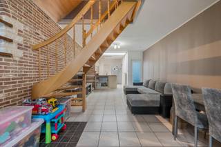 Ben je op zoek naar een moderne, instapklare rijwoning met een dakterras op een toplocatie in Temse? Dan is dit jouw kans! Ontdek waarom deze...