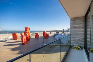 <strong>Modern appartement met 2 slaapkamers op de Albert I-Promenade</strong><br />Op de tweede verdieping van de standingvolle en moderne Residentie Royal Phare, gelegen op de prestigieuze Albert I-Promenade, bevindt zich dit lichtrijk en instapklaar appartement met hoogstaande  kwalitatieve afwerking, frontaal zeezicht en een unieke ligging. Het pand combineert comfort met stijl en is ideaal als tweede verblijf of investering.<br /><u>Indeling</u>:
<ul>
	<li> Ruime leefruimte met grote raampartijen en terras met frontaal zeezicht</li>
	<li> Moderne open keuken, uitgerust met hoogwaardige toestellen</li>
	<li> 2 slaapkamers, waarvan één momenteel ingericht als dressing</li>
	<li> Stijlvolle badkamer met bad, inloopdouche en dubbele lavabo</li>
	<li> Apart gastentoilet en aparte berging</li>
</ul>
<u>Praktisch</u>

<ul>
	<li> Oppervlakte 85 m² + Terras: 5 m²</li>
	<li> EPC: 68 kWh/m² - A-label</li>
	<li> Niet-geïndexeerd K.I.: € 1.175</li>
	<li>mogelijkheid tot huren of kopen van parking in de buurt</li>
</ul>