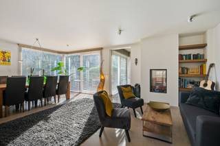 <p>HERENTALS - Zeer goed gelegen ruime woning op een perceel van 1206 m² met 4 slpk en 2 badk, bureau aan de straatkant, en volledig onderkelderd binnen de ring van Herentals en op wandelafstand van het centrum en scholen.<br /><br />De woning is gelegen op een volledig omheind perceel en combineert ruimte en comfort met een rustige ligging en mooi uitzicht op de tuin. De woning is ideaal voor grotere gezinnen of wie wonen en werken wil combineren.<br /><br />Via de oprit met aparte parkeergelegenheid bereikt u de inpandige garage met plaats voor wagen en fietsen en uitgerust met een elektrische sectionaalpoort .<br /><br />Achter de garageruimte bevinden zich nog extra multifunctionele ruimtes (ideaal als mancave, hobby- opslagruimte of fitnessruimte) een praktische, verlichte zone met natuurlijke lichtinval met toegang via inpandige trap naar het woongedeelte en een achterliggende bergplaats met aansluitingen voor water, electro etc... met toegang tot de tuin.</p>
<p>Binnen verwelkomt de woning u met een ruime inkomhal met vele ingemaakte kasten. <br />Vooraan de straatkant vindt men een ruim bureau van 20.2 m², met ingemaakte kasten en een aparte inkomdeur met direct bijgelegen gastentoilet. <br /><br />Via de inkomhal gaat men verder naar zowel toegang tot de leefruimte, de keuken als naar de verdieping.</p>
<p>De leefruimte bestaat uit een open en lichtrijke living met doorkijkhaard naar de zithoek, eetkamer en de keuken met eiland en zitgedeelte voor vier personen.</p>
<p>De keuken is uitgerust met toestellen zoals micro-combioven, koffiemachine, 6 bekken semi-proffesioneel gasvuur met warmhoudplaat of teppanyaki plaat, kleine en grote oven, vaatwasser, dubbele spoelbak en dubbele grote koelkast. Aansluitend aan de keuken is er een praktische berging en wasplaats met spoelbak.<br /><br />Via de keuken, de leefruimte en de zithoek is er toegang tot het doorlopend terras dat zowel oost al zuid gericht is met zicht op de mooie tuin met tal van aangeplante bomen en struiken.<br /><br />Op de verdieping bevinden er zich 4 slaapkamers met oppervlaktes van 27,24 m²,15,59 m², 14,25 m² en 10,22 m², 2 badkamers en nog een aparte WC tussen de 2 badkamers in.</p>
<p>Verder vindt men hier nog 2 bergruimtes en toegang tot de ruime zolder via Vlizotrap. Deze zolder kan ook nog uitgebreid worden tot woon – slaapgedeelte na verbouwing. (Plannen beschikbaar)</p>
<p>Gelegen in een rustige straat, vlakbij scholen, jeugdbeweging en sport en op wandel-fietsafstand van het centrum, het station en met vlotte verbinding richting autosnelweg E313.</p>
<p>Een unieke eigendom waar comfort, ruimte en kwaliteit samenkomen.</p>