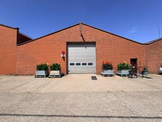 <p><strong>loods te koop van 667m² op toplocatie. </strong></p>
<p> </p>
<ul><li><strong>Troeven:</strong>poort van 4,3m hoog en 4m breed voor-en achteraan</li><li>4 staanplaatsen vooraan</li><li>dak geïsoleerd</li><li>drijfkracht aanwezig</li><li>grondoppervlakte van 1006m²</li></ul>
<p>splitsing en voorwaarden hieraan verbonden in aanvraag</p>
<p><span> </span></p>