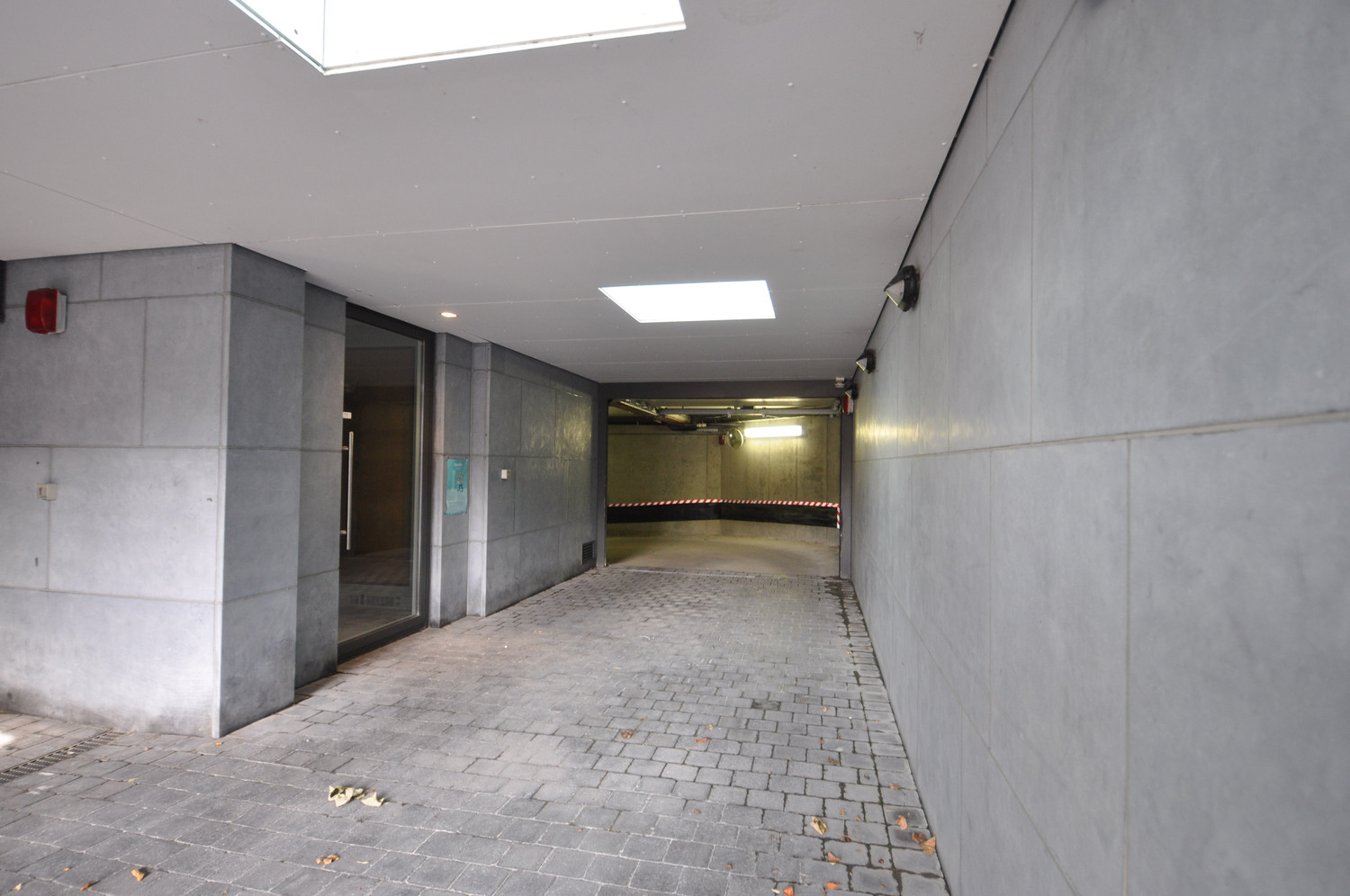 Goed gelegen garagebox in een villaresidentie nabij het Stubbenpark te Duinbergen - photo 3